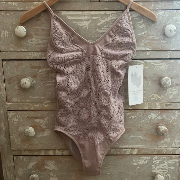 Aura Tops - 🥥NWT Aura Pink Tan Bodysuit Size S/M! SKIMS